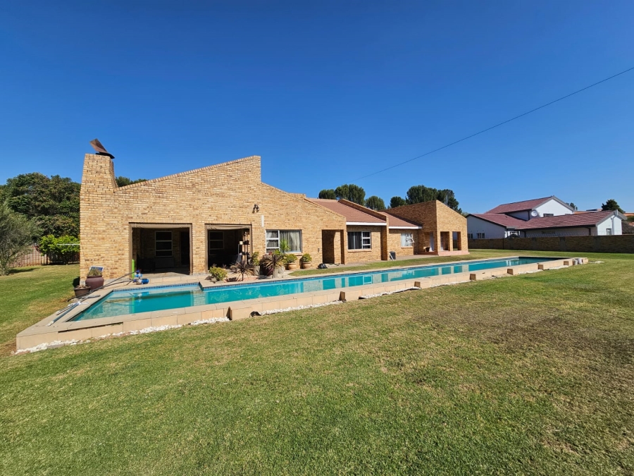 4 Bedroom Property for Sale in Jim Fouchepark Free State